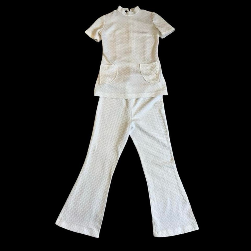 White Diamond Embossed 2pc Set - image 2